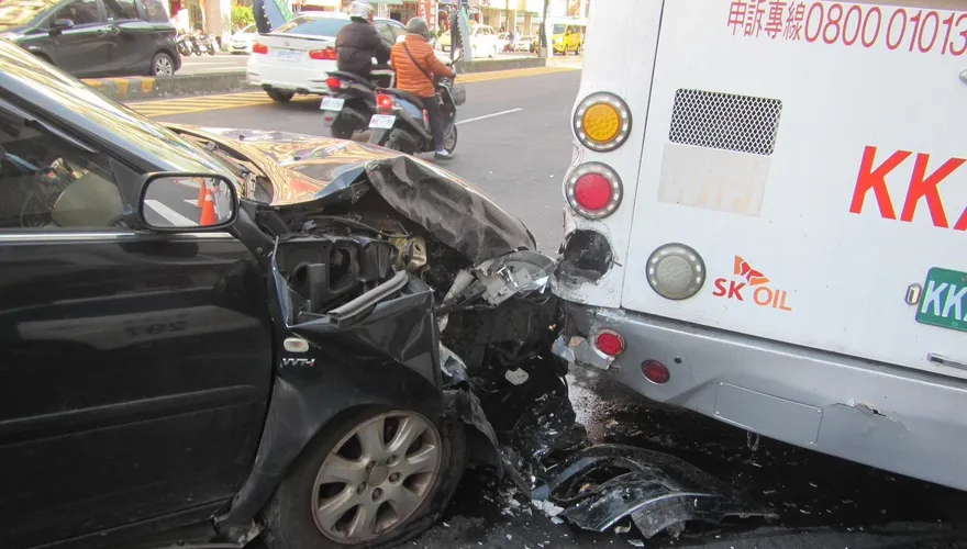 台中年貨大街路口驚爆車禍！轎車撞公車　車頭全毀變形