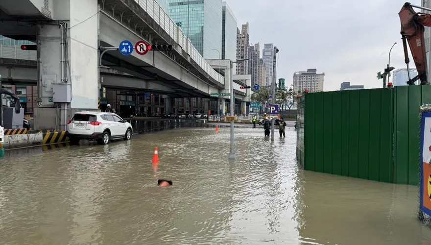 影/新北大道積水變河道　天橋工程挖破水管急搶修