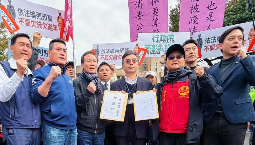 退休警消討退休金喊「不要欠錢欠過年」　行政院：若無違憲將補齊
