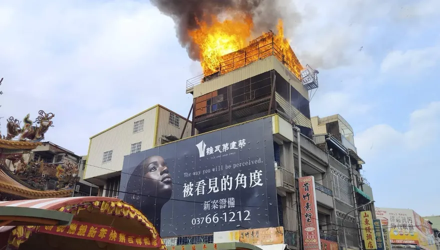 影/電線疑走火！苗栗頭份透天厝頂樓鴿舍起火　數十隻鴿子葬身火海