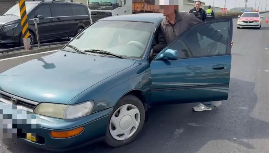 影/15公尺的玩命！阿北國道拋錨嫌拖吊費貴「推車下國道」