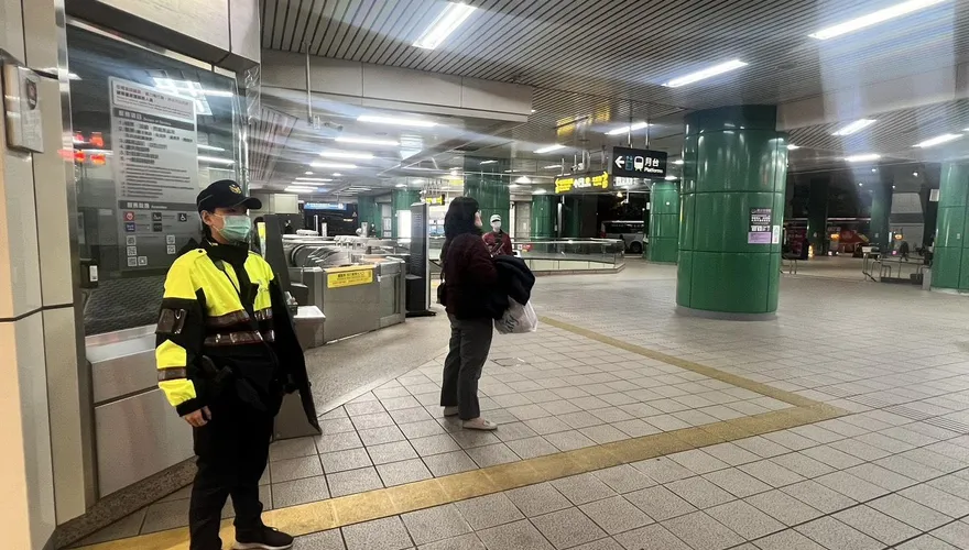 新店捷運站驚傳「持刀把玩」？警方急澄清：虛驚一場