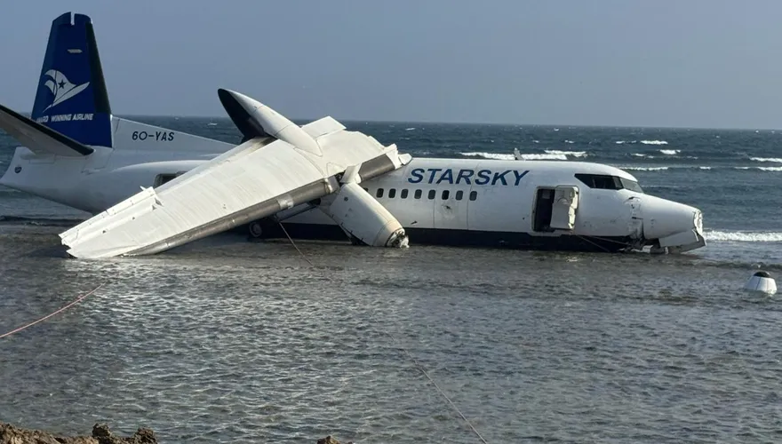 起飛不久故障！索馬利亞客機迫降衝入海　機長神反應救全機55人