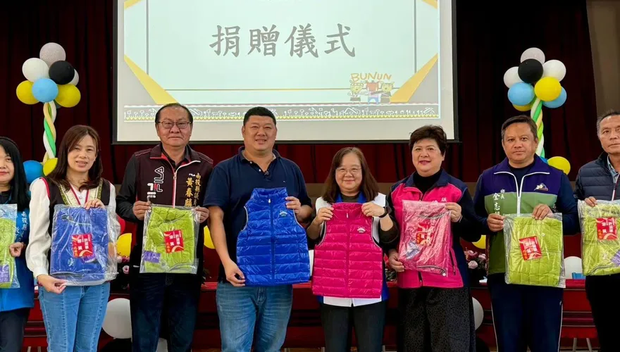 游顥募集1120件羽絨衣　送暖至南投山區22所國小