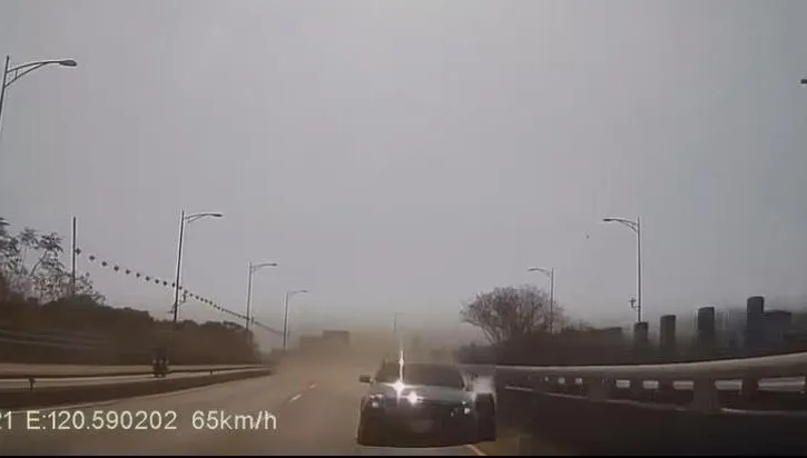 影/台74甲輪胎滾2公里真相曝！雙B競速百公里還撞車