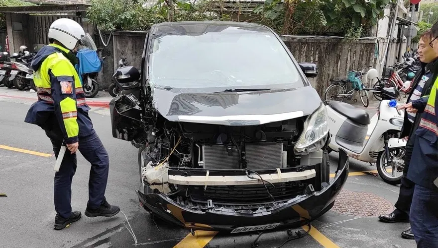 影/北市「運兵車」自撞變電箱柱　車頭全毀幸無人傷