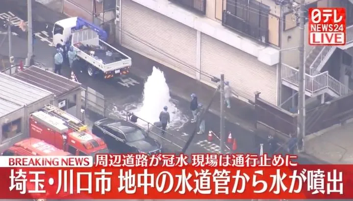 疑施工失誤！日下水道成噴泉　水柱一度高達10公尺、交通中斷