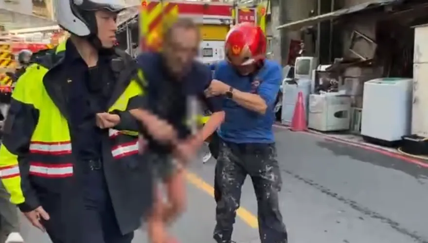 影/基隆集合式住宅突飄詭濃煙、疑有爆炸聲　1人送醫搶救