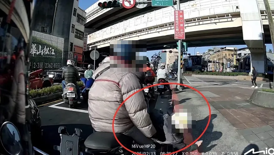 影/北市男童疑遭丟下機車　父到案稱「不小心摔的」