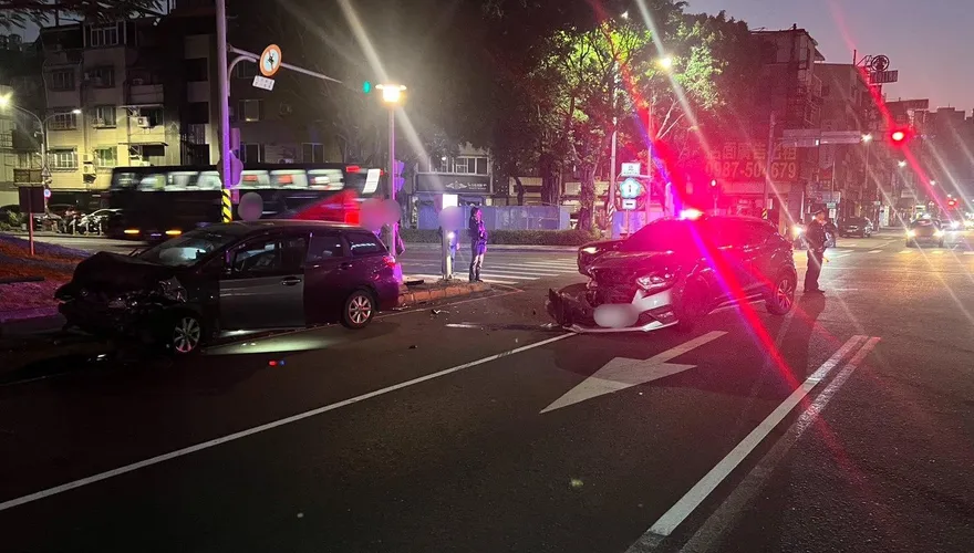 影/春節連假首日就撞車！　高雄女駕駛疑左轉未禮讓直行車釀禍