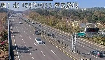 國1泰安段2車追撞「1車翻覆」　事故已排除