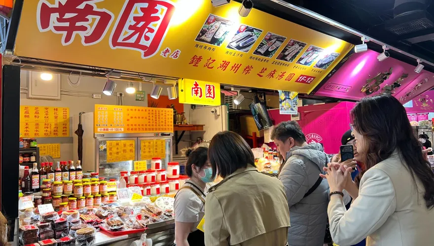 鄭麗文現身南門市場買年貨！曝私房「酥脆年糕」獨門煎法