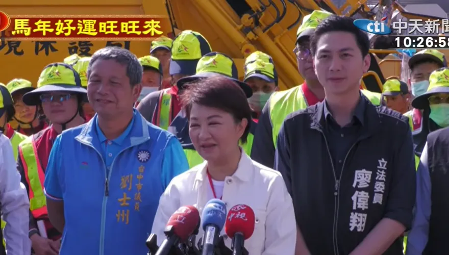 鄭麗文突襲台中「打盧」？盧秀燕反應超驚人　4字笑回破僵局
