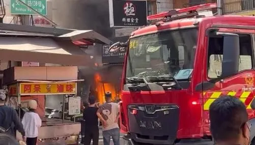 逢甲商圈驚傳火警！工人換瓦斯遭燒傷　店門火勢竄