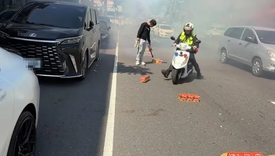 可以這樣？旗山廟會煙火舖滿街頭　騎警踢開阻炸網友戰翻