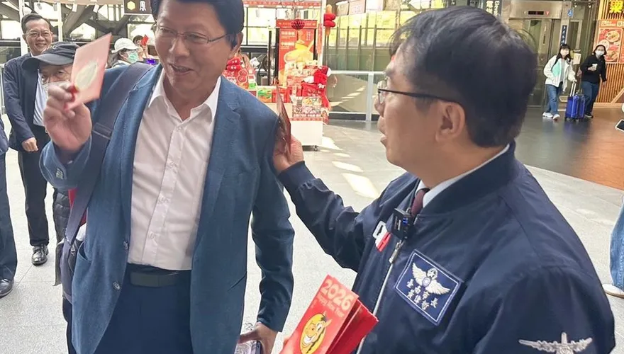 黃偉哲高鐵站發紅包　巧遇謝龍介笑喊：叫我市長才有紅包