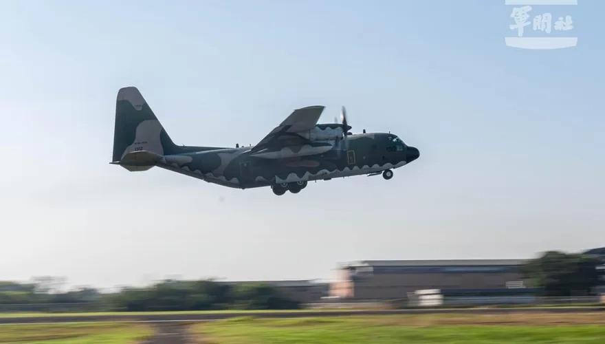 直擊！空中大力士C-130H變身溫柔接駁　助民平安返鄉