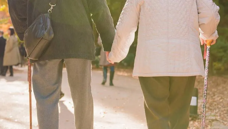 不想服老！80歲爺爺走進健身房重訓　「從駝背到自主訓練」醫師驚呆了！