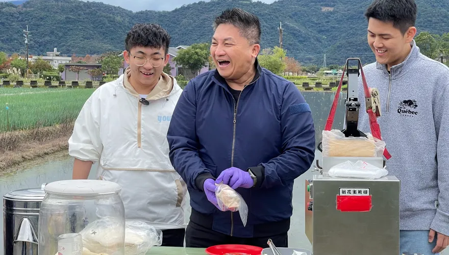 吳宗憲春節宜蘭初體驗！蔥田拔蔥「充滿勝算」　體驗手作傳美味