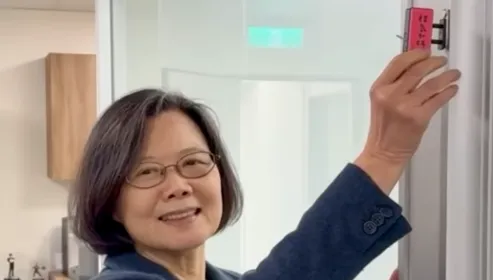 影/蔡英文秀提燈網暴動　 「搞事的本人」也跑來留言了！
