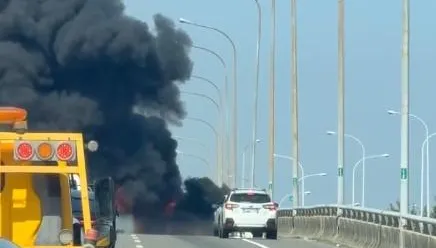影/彰化母子檔除夕拿年菜遇火燒車　驚悚畫面曝光