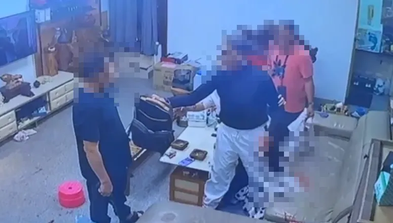 高雄莽男小年夜闖民宅砍人！　監視器錄下「兩人被捅」