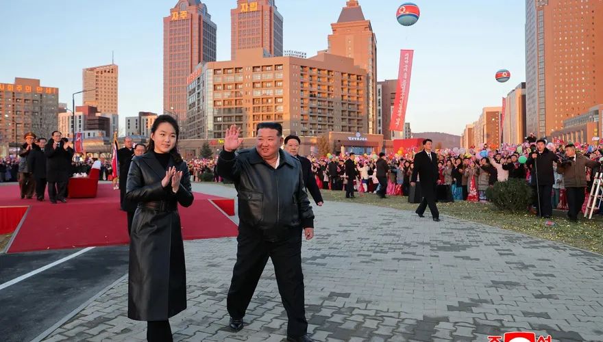 金正恩女兒罕見「擁抱民眾」！韓媒：接班地位有望「再鞏固」