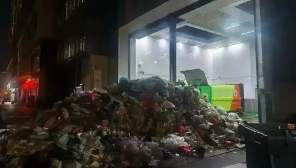 45萬現金被小孩當垃圾扔掉！陸保安7小時通宵翻13噸垃圾找回