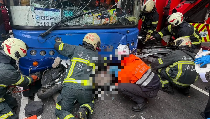 台北鬧區嚴重車禍！　騎士被夾遊覽車、客運中間意識清楚送醫