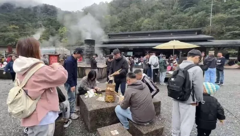 下雨擋不住人潮！宜蘭清水地熱初一擠爆　車潮綿延2公里