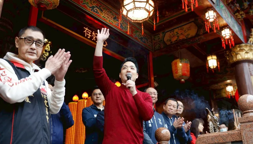 蔣萬安初一透早衝文昌宮！自曝「家長心聲」：大寶今年要會考