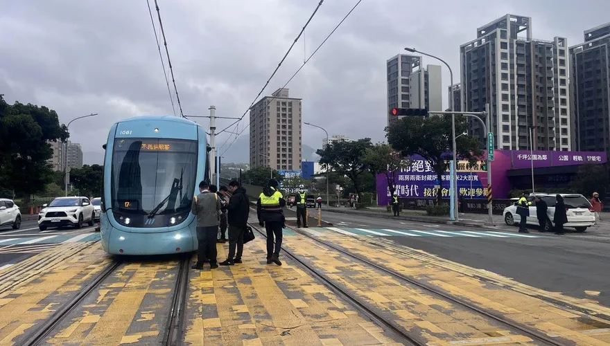 淡水自小客車違規左轉擦撞輕軌列車！駕駛遭警方開罰