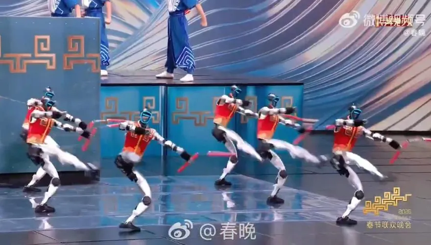 蔡鎤銘/春晚人形機器人「大閱兵」 神乎其技驚豔全球