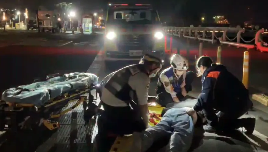 光榮碼頭步道驚悚自撞　男騎電動滑板車倒地「滿臉鮮血」