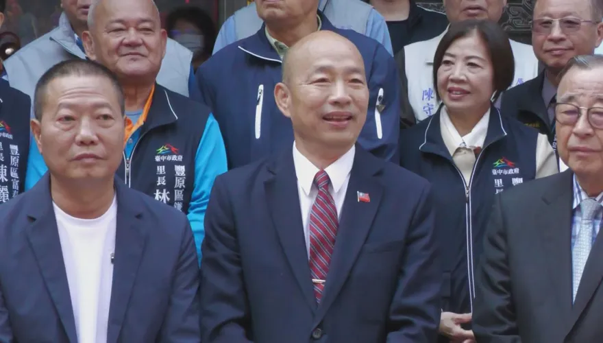 鄭麗文除夕撞鐘紅繩抖動引熱議　韓國瑜：多行善事有感應
