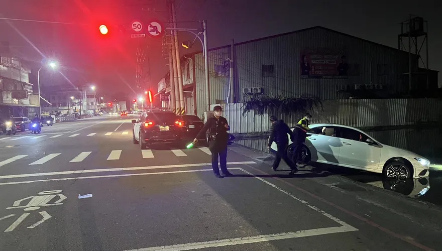 影/導航壞事！台中男護送女同事回家　開進水田「插秧」