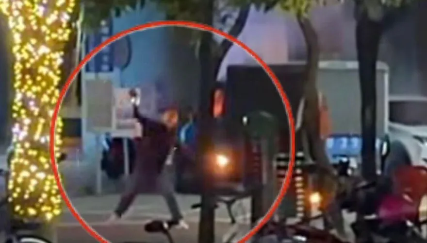 影/不只丟汽油彈燒車！屏東狂男警局旁縱火「還持刀搶超商」
