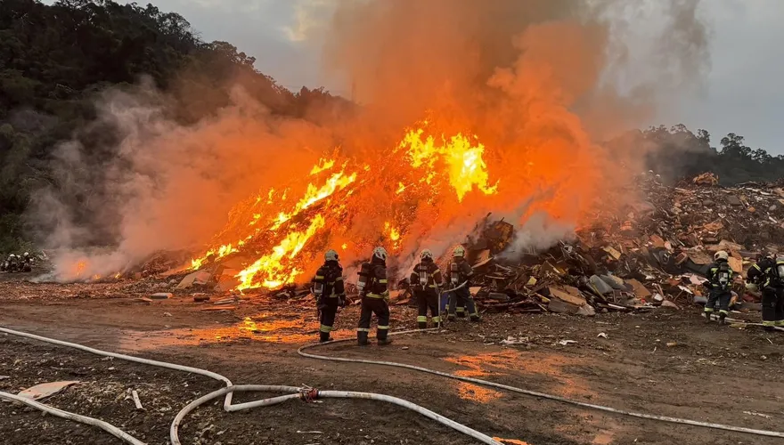影/南港山豬窟垃圾場大火「雙北4區警戒」！狂燒影片駭人