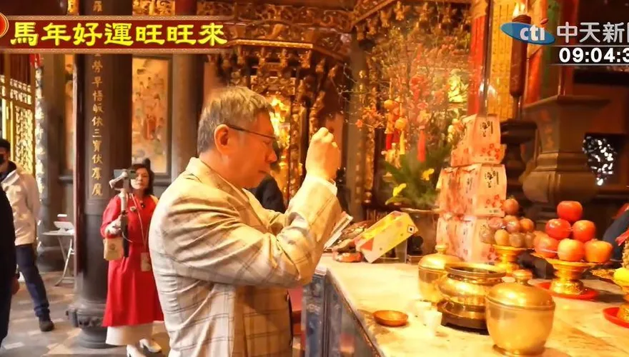 柯文哲初三參拜自嘲「朝廷第一要犯」　旁人立刻提醒：說好話啊