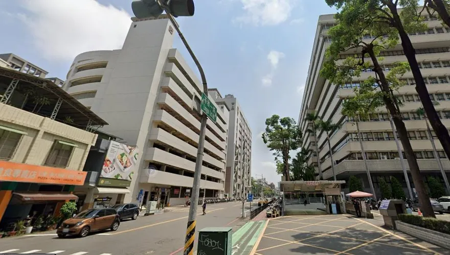 悚！高雄市政府旁停車塔前「男子墜下慘死」