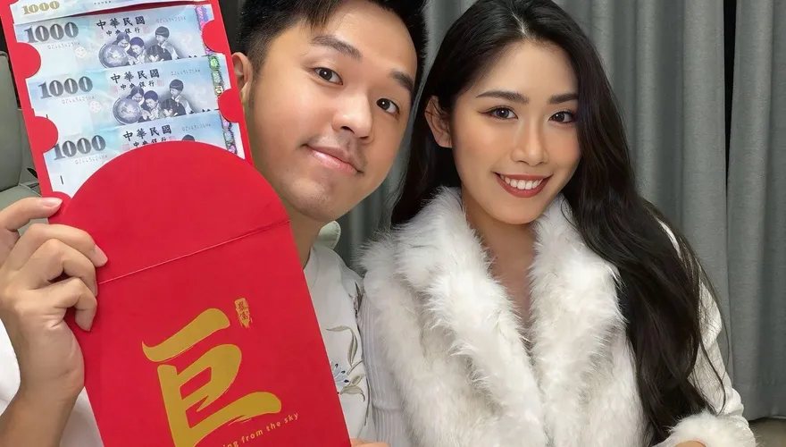 影/這才叫巨款紅包！香蕉霸氣包給老婆「5公分厚的書」　網友全跪了