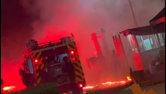 影/沒水準！新北重陽橋下「大批煙火貼地亂射」警消險變炸寒單