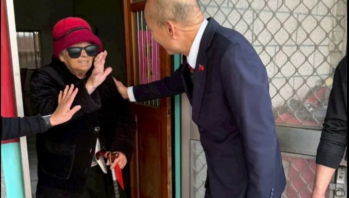 阿嬤問：「你是那個、那個什麼」　韓國瑜幽默自報名「我本人」