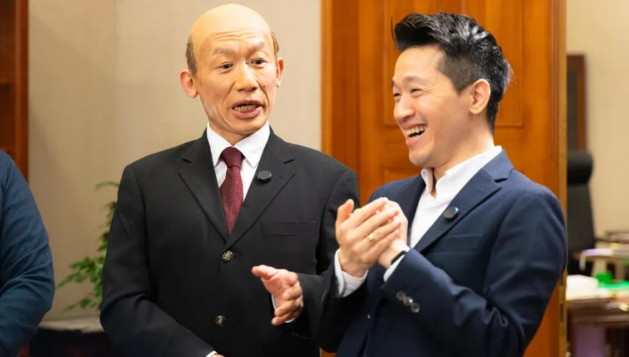 「韓國魚」直闖總統府喝咖啡！郭子乾神吐槽何志偉：泡4小時咖啡就下班