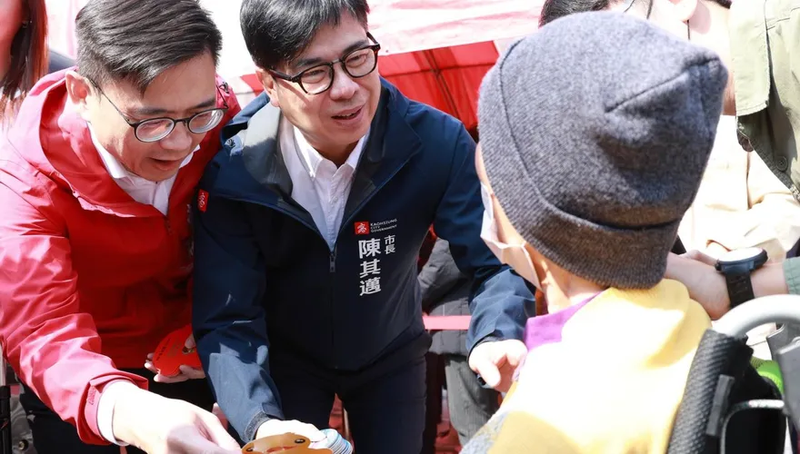 陳其邁走春發紅包　曝賴清德關心前鎮小港選情