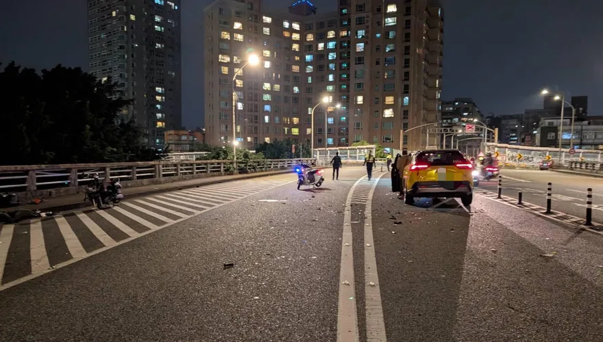 影/新北永福橋小黃「路不熟」逆向衝機車道　20歲男遭撞飛亡