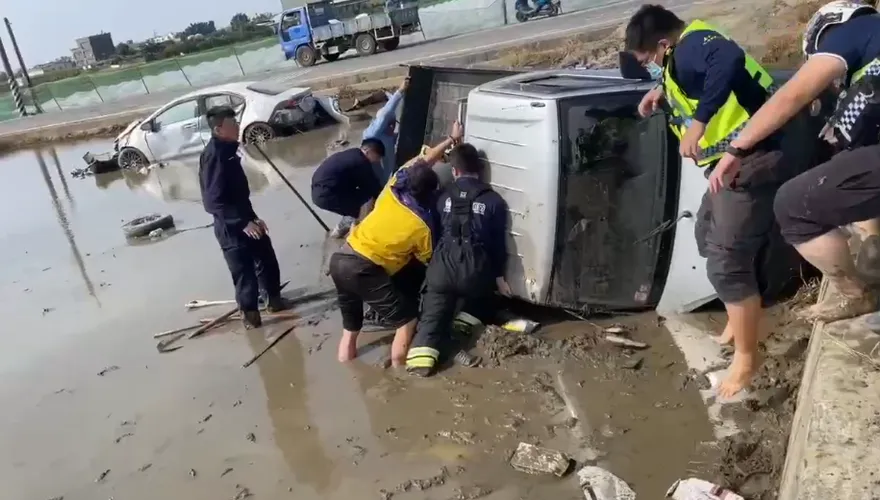 嘉義水上對撞車禍！2車栽進田中　6旬婦一度命危