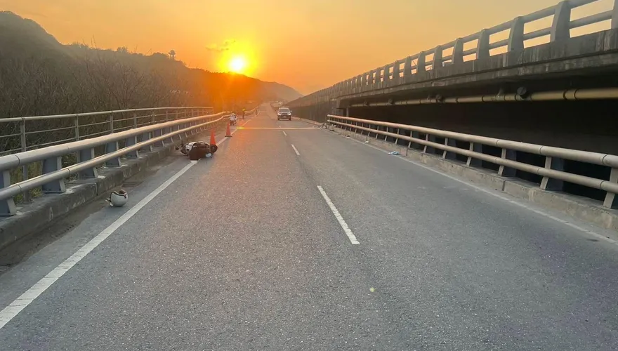 新北林口爆噩耗！西濱公路「女騎士疑自撞慘死」