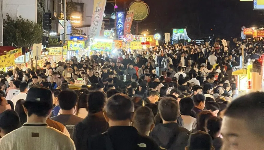 墾丁人潮復甦！大街擠爆遊客畫面曝　民宿業者感動