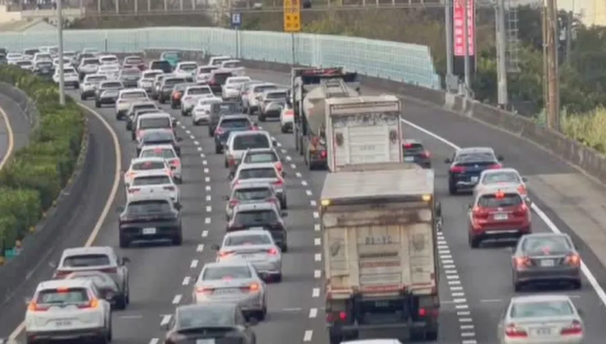 連假首日「9路段」紫爆！國5狂塞12小時　高公局建議午後再出發
